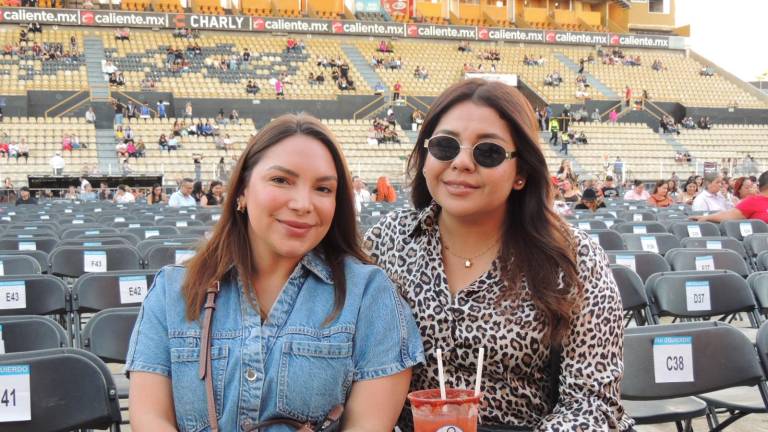Bailan y cantan al ritmo de la Banda MS