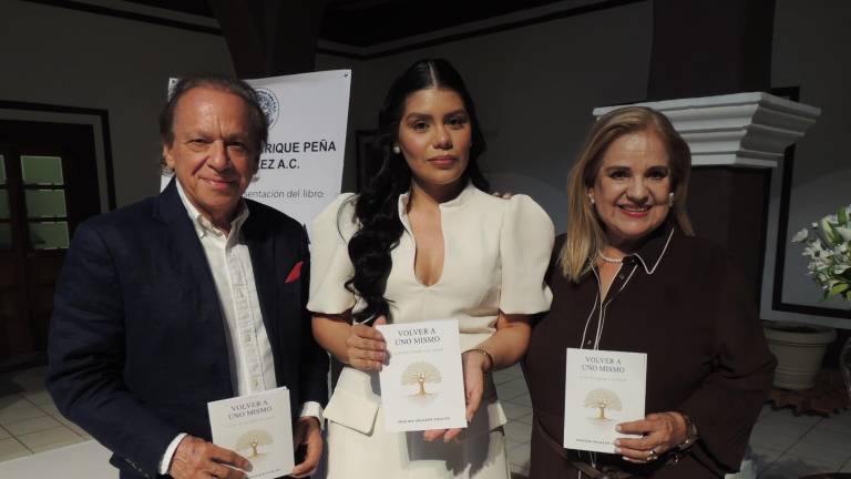 Acompañan a Paulina Salazar en la presentación de su libro
