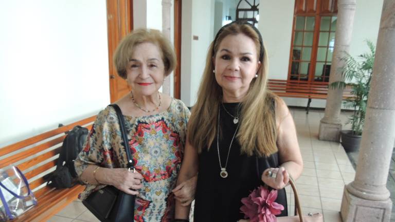 Aplauden la nueva obra de Élmer Mendoza