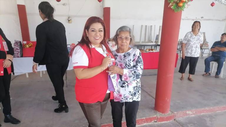 Sorprenden con regalos a adultos mayores de Teacapán, en Escuinapa