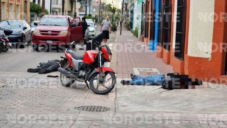Los cuerpos de los motociclistas quedaron sobre la banqueta.