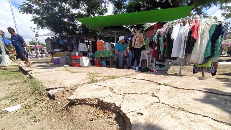 Los habitantes y ‘tianguistas’ de la colonia Flores Magón en la plazuela del mismo nombre dicen que en varias ocasiones han solicitado a las autoridades que los apoyen con su reparación.