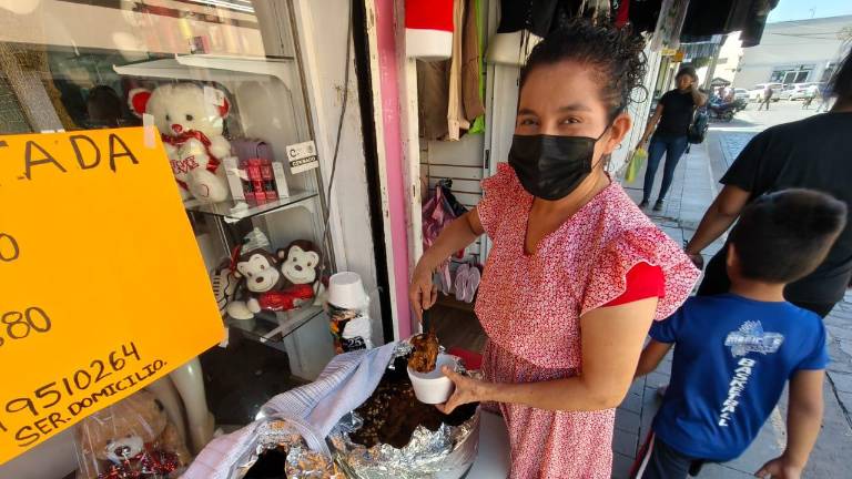 ”Cuatita” ofrece capirotada morena y de leche.