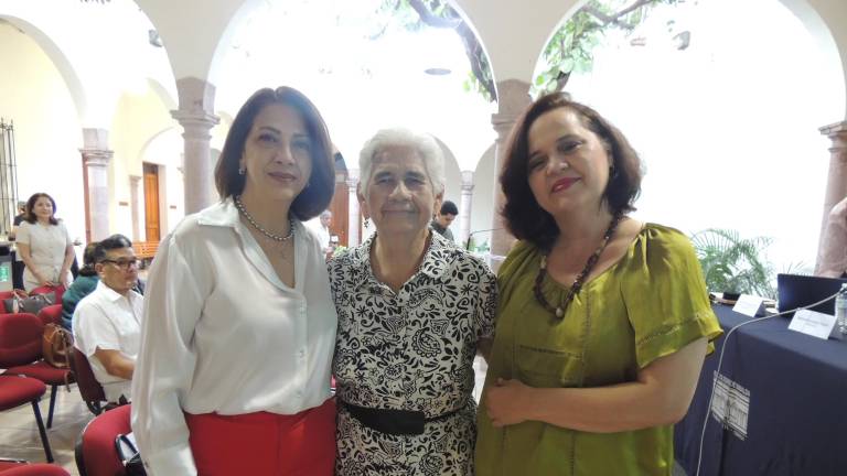 Premian la trayectoria de Martha Alicia Araujo, en el periodismo