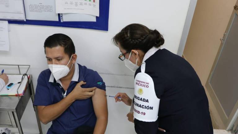 Una enfermera del sector salud durante el arranque de la vacunación contra el Covid-19 en Sinaloa.