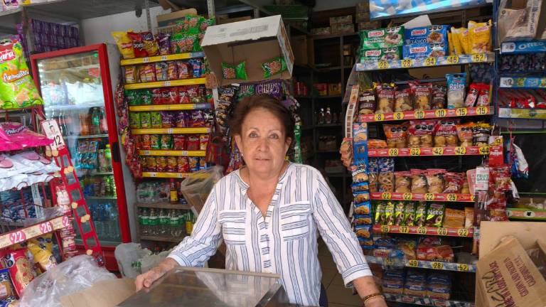 Lidia Ontiveros continúa al frente de la tienda de abarrotes familiar en el mercado municipal de Rosario.