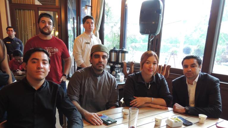 Comparten charlas desde la barra en ‘Tragos &amp; Esencia’, en Humaya Restaurante