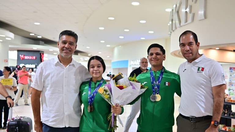 Naomi Margarita Ríos Cruz y Rubén Vladimir Zataráin González, así como el entrenador Juan Antonio Castellanos Velarde, son recibidos en Mazatlán.