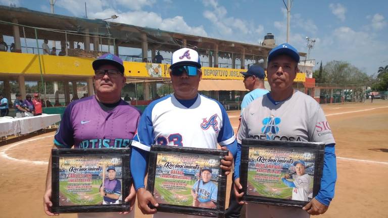 Carlos Jiménez Bernal, Rafael Carmona Valdovinos y Aldo Rangel Olivas, con sus respectivos reconocimientos.