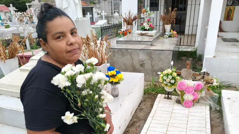 Jazmín Uribe visita la tumba de su padre en fechas especiales, donde encuentra consuelo.