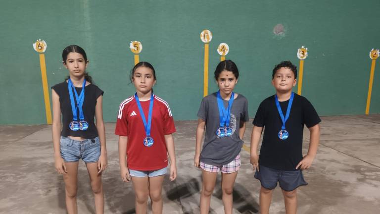Deportistas de Rosario que consiguieron medallas en torneo de frontenis celebrado en Sonora.