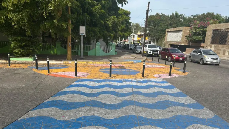 Según residentes y personas que laboran cerca del punto criticaron que los focos de las lámparas instaladas en el área no prenden, dejando el sitio oscuro durante la noche.