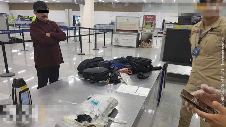 Elementos navales y de Aduanas aseguraron presunta droga en el equipaje de un pasajero en el aeropuerto capitalino.