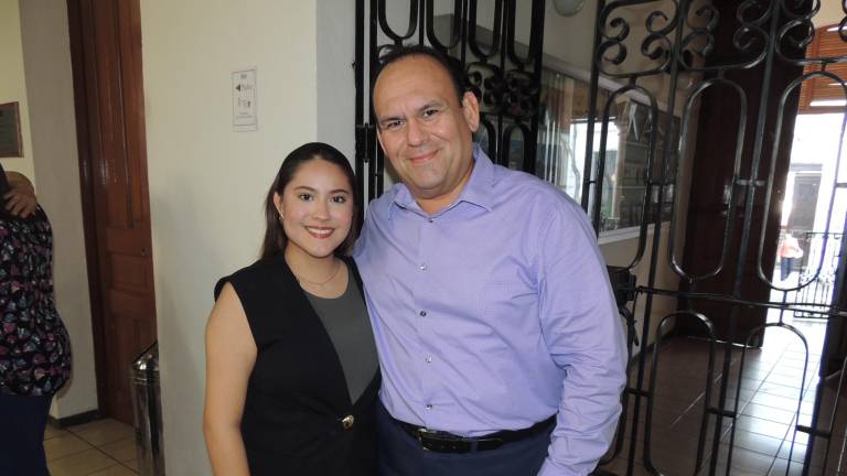 Aplauden la nueva obra de Élmer Mendoza