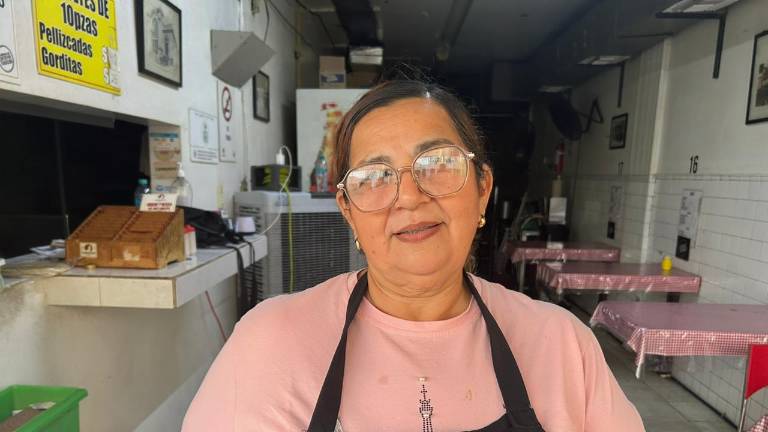 María del Carmen Aguilar Moreno prepara y vende tamales y comida tradicional en el Centro de Culiacán.
