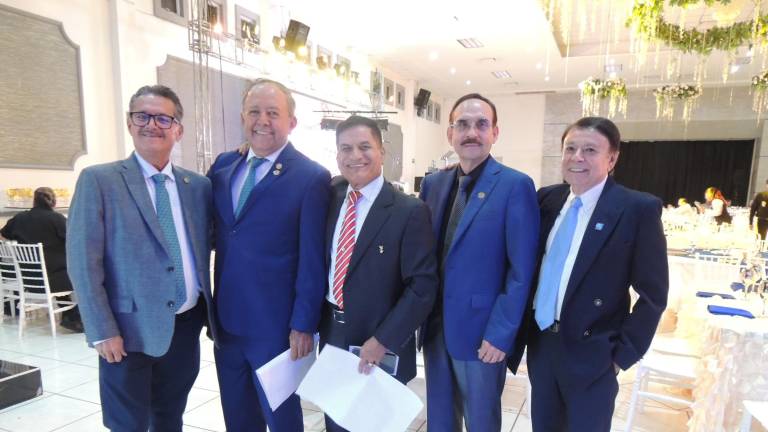 Disfrutan rotarios de queso, pan y vino con causa