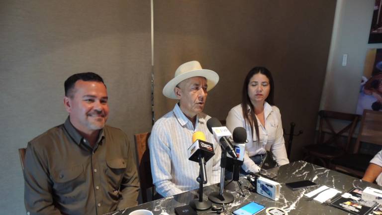 Organizadores del evento invitan a la exposición.
