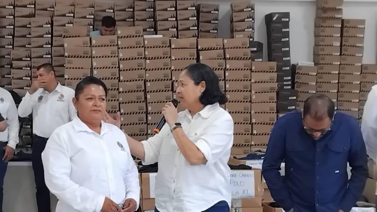 La dirigente del Stasam, Laura Tirado Aguilar, con la Alcaldesa provisional de Mazatlán, Minerva Osuna Zavala.