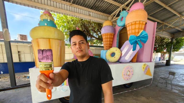 Fernando Sánchez Martínez elabora un carro alegórico que participará en el desfile de la Feria de la Primavera, en Rosario.