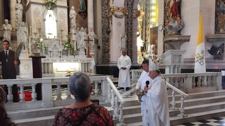 Obispo de Mazatlán pide por albañiles en misa de la Santa Cruz.