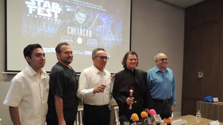 Directivos del Isic realizan la invitación al concierto.