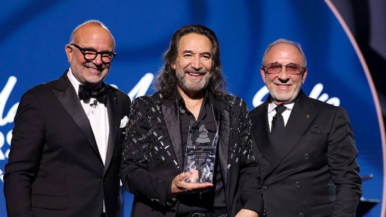 Arrasa el uruguayo Jorge Drexler en los Latin Grammy 2022; se lleva siete galardones