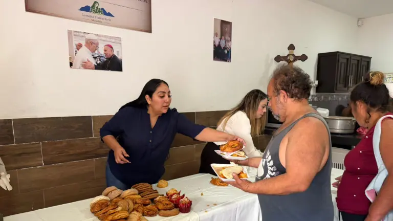 Durante la inauguración del Comedor Humanitario Mazatlán se realizó la primera entrega de alimentos a personas en situación vulnerable.