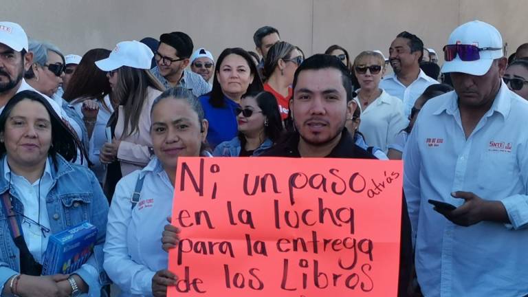 Maestros de Chihuahua en una protesta del viernes, en el que exigen la distribución de los libros de texto gratuitos.