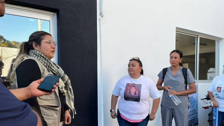 Cindy Fuentes, directora de Investigación Pericial en la FGE atendió a madres afuera de la Semefo.