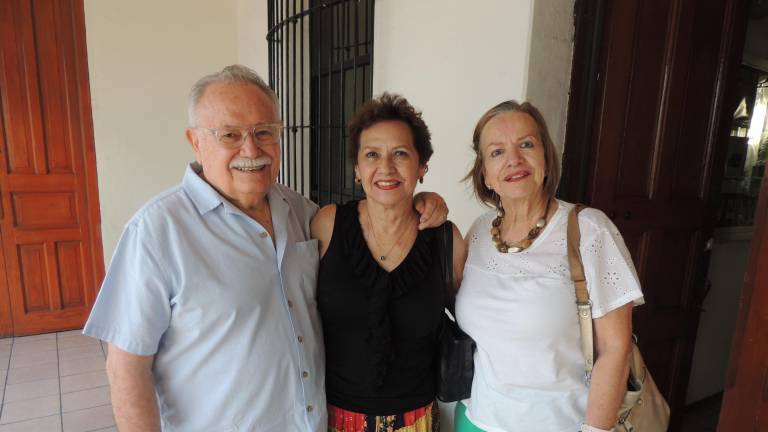 Aplauden la nueva obra de Élmer Mendoza