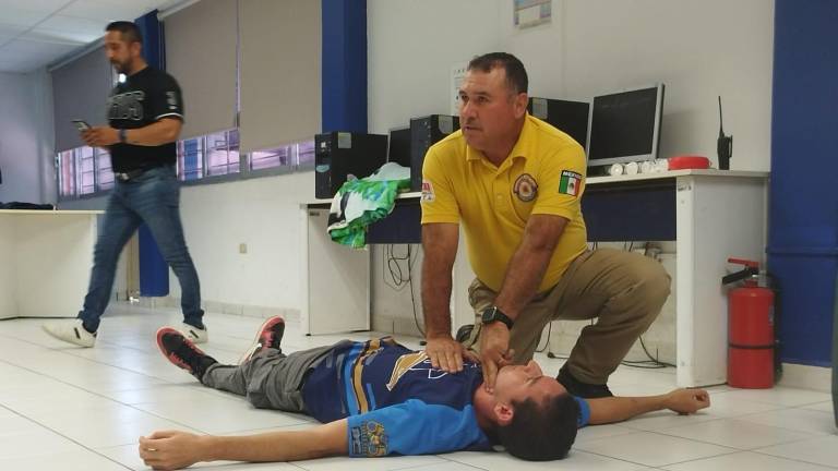 El curso incluyó teoría y práctica sobre atención inicial en caídas, heridas, quemaduras, fracturas, atragantamiento, RCP y la importancia de solicitar apoyo médico oportuno.