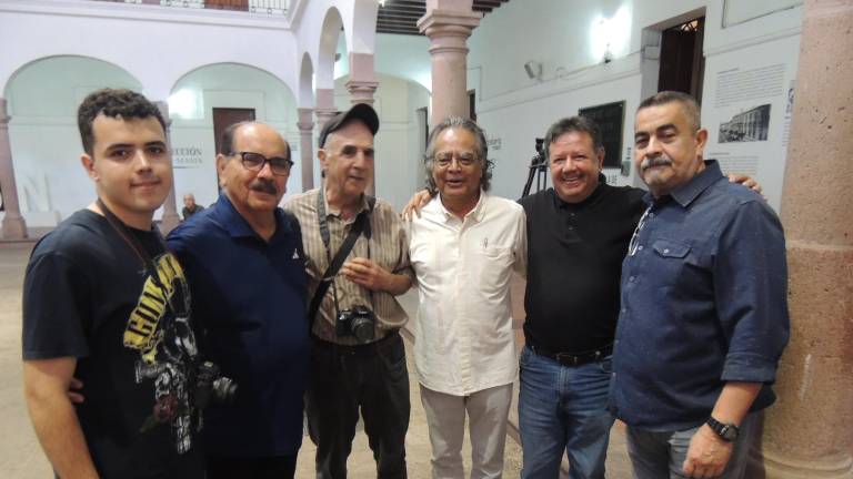 Colegas fotógrafos acompañan a Pedro Valtierra en su exposición.