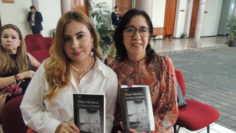 Aplauden la nueva obra de Élmer Mendoza