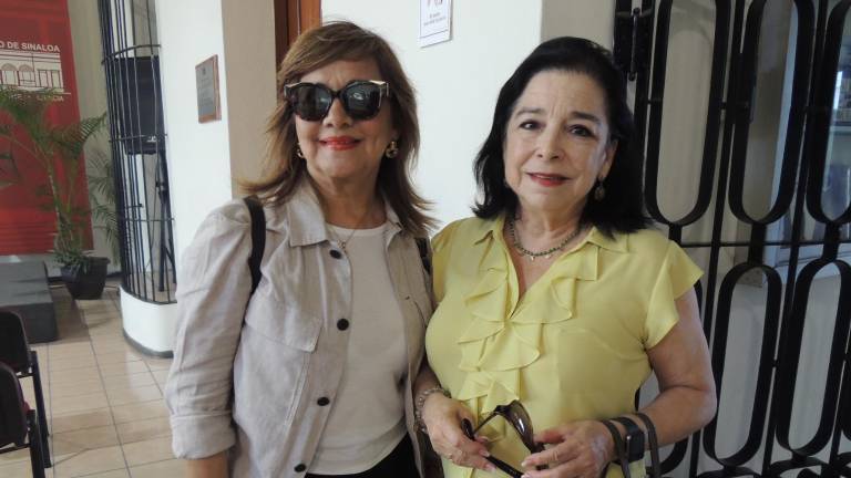 Aplauden la nueva obra de Élmer Mendoza