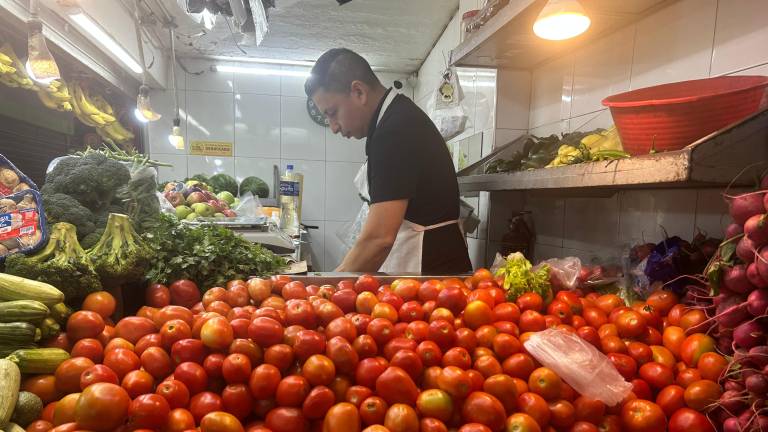 El precio del tomate se ha mantenido estable en el último mes, aunque elevado, alcanzando hasta 55 pesos en variedades de mejor calidad.