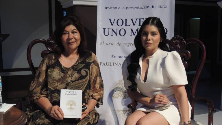 Acompañan a Paulina Salazar en la presentación de su libro