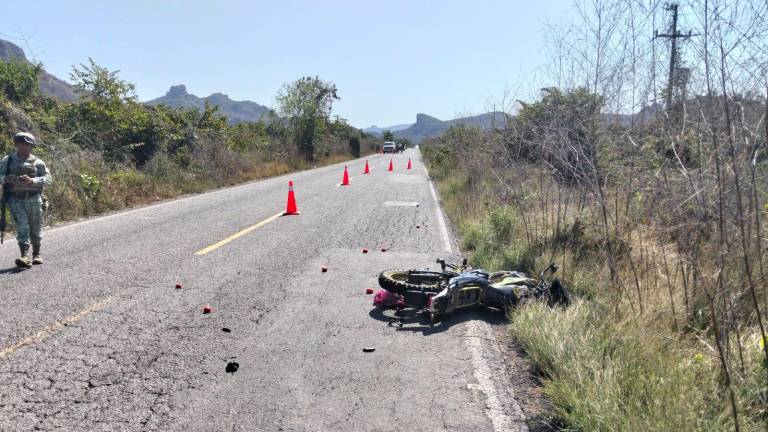 El cuerpo quedó sobre la carpeta asfáltica junto a la unidad.