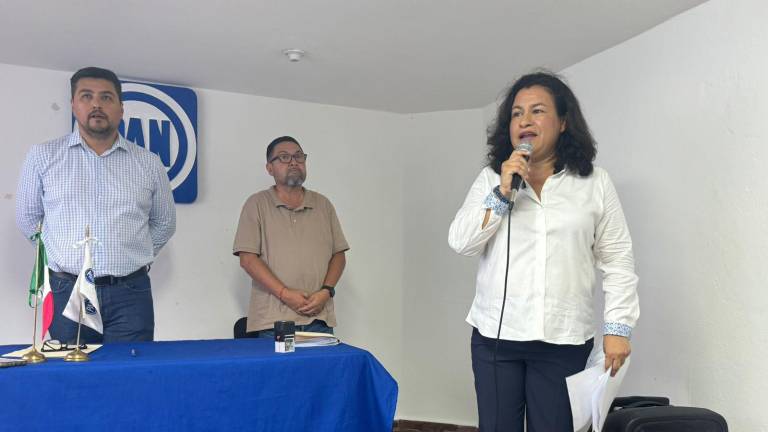 Vega Olivas realizó el trámite ante el dirigente municipal del PAN, Evaristo Corrales Macías, en cumplimiento de los requisitos de la convocatoria.