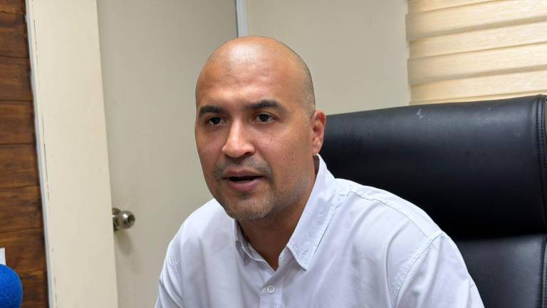 El Oficial Mayor de Mazatlán, Ángel Fernando Arballo Quintero, presidente del Comité de Adquisiciones de Mazatlán, defiende el proceso de licitaciones de camiones recolectores.