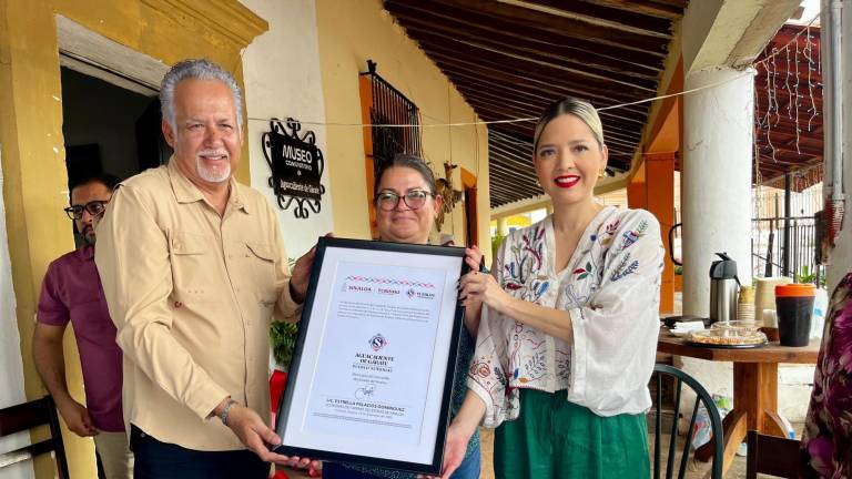 La Secretaria de Turismo del Estado, Estrella Palacios Domínguez, entregó el distintivo de Pueblo Señorial de Aguacaliente de Gárate al Alcalde Raúl Díaz Bernal.