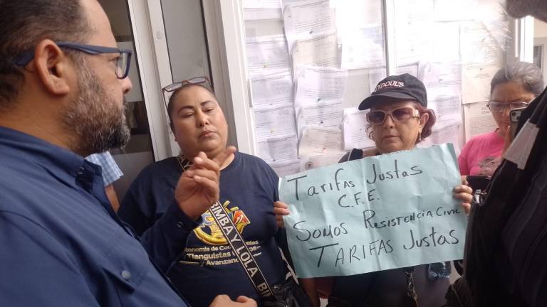 Usuarios de la CFE abordan al Secretario del Ayuntamiento de Mazatlán, Moisés Ríos Pérez.