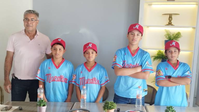 La presentación de los peloteros estuvo encabezada por José Manuel Zamudio, presidente del Comité Municipal de Beisbol y coordinador de la Zona Sur de la Asociación Estatal.