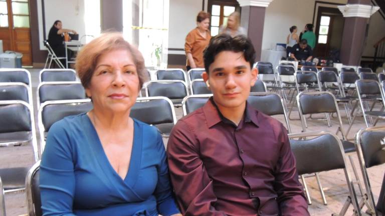 Acompañan a Paulina Salazar en la presentación de su libro