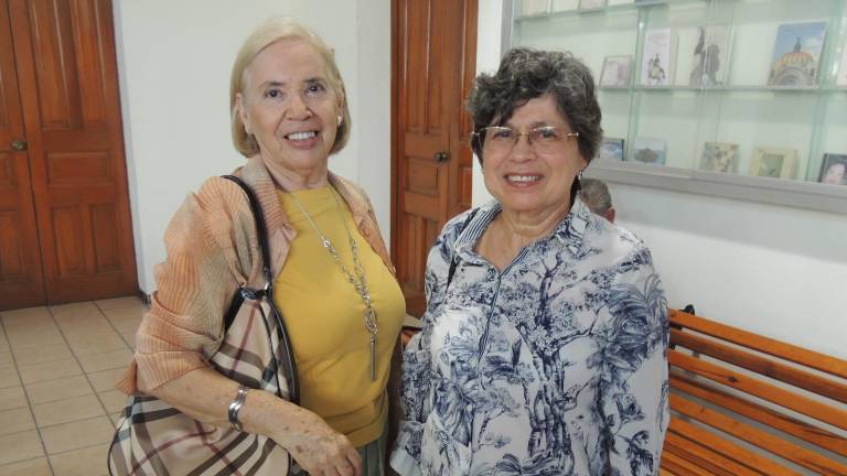 Aplauden la nueva obra de Élmer Mendoza