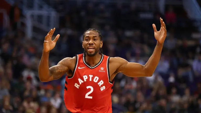 Kawhi Leonard estará dos años más con los Raptors.
