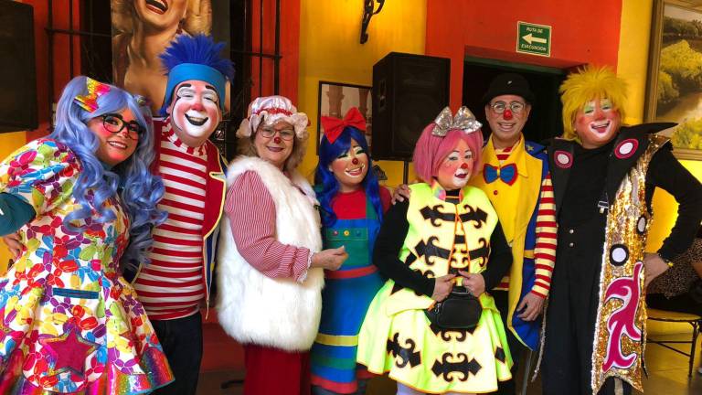 Pese a las adversidades, los payasos han tomado la peluca y se han pintado los rostros, con sus atuendos de colores y sonrisas de oreja a oreja, dejan a un lado sus penas para transformarse en artistas de la alegría.