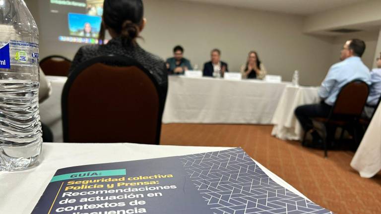 Autoridades y representantes de Artículo 19 presentaron en Culiacán la guía que busca mejorar la seguridad de periodistas y policías durante coberturas de hechos violentos.