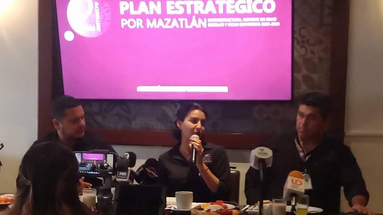 Enrique Rivera, Fabiola Verde y José Ángel Vega presentan el Plan Estratégico por Mazatlán.