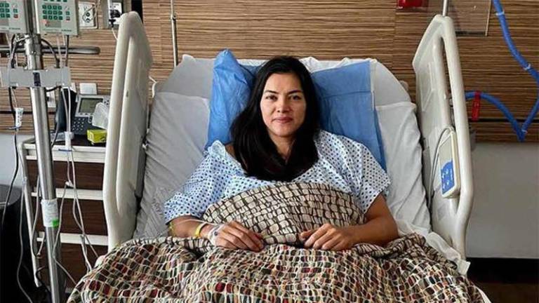 María del Rosario Espinoza se recupera de cirugía de cadera
