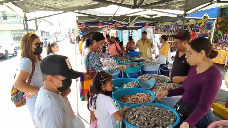 En este mercado de mariscos, los productos que más se venden son pescados de todo tipo de precios, pero el que más se solicita es el cevichero, filete y para zarandear.